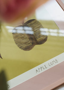 Plakát Horse and Apple Comb by Isabelle Vandeplassche