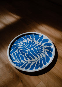 Ilustrovaný tác dřevěný Art Trays by Linnéa Andersson kulatý modrý
