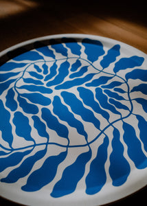 Ilustrovaný tác dřevěný Art Trays by Linnéa Andersson kulatý modrý
