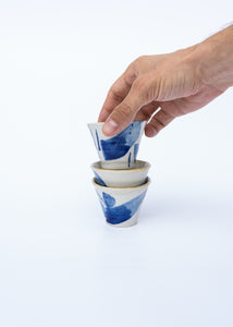 Čajová miska modrá v pohybu